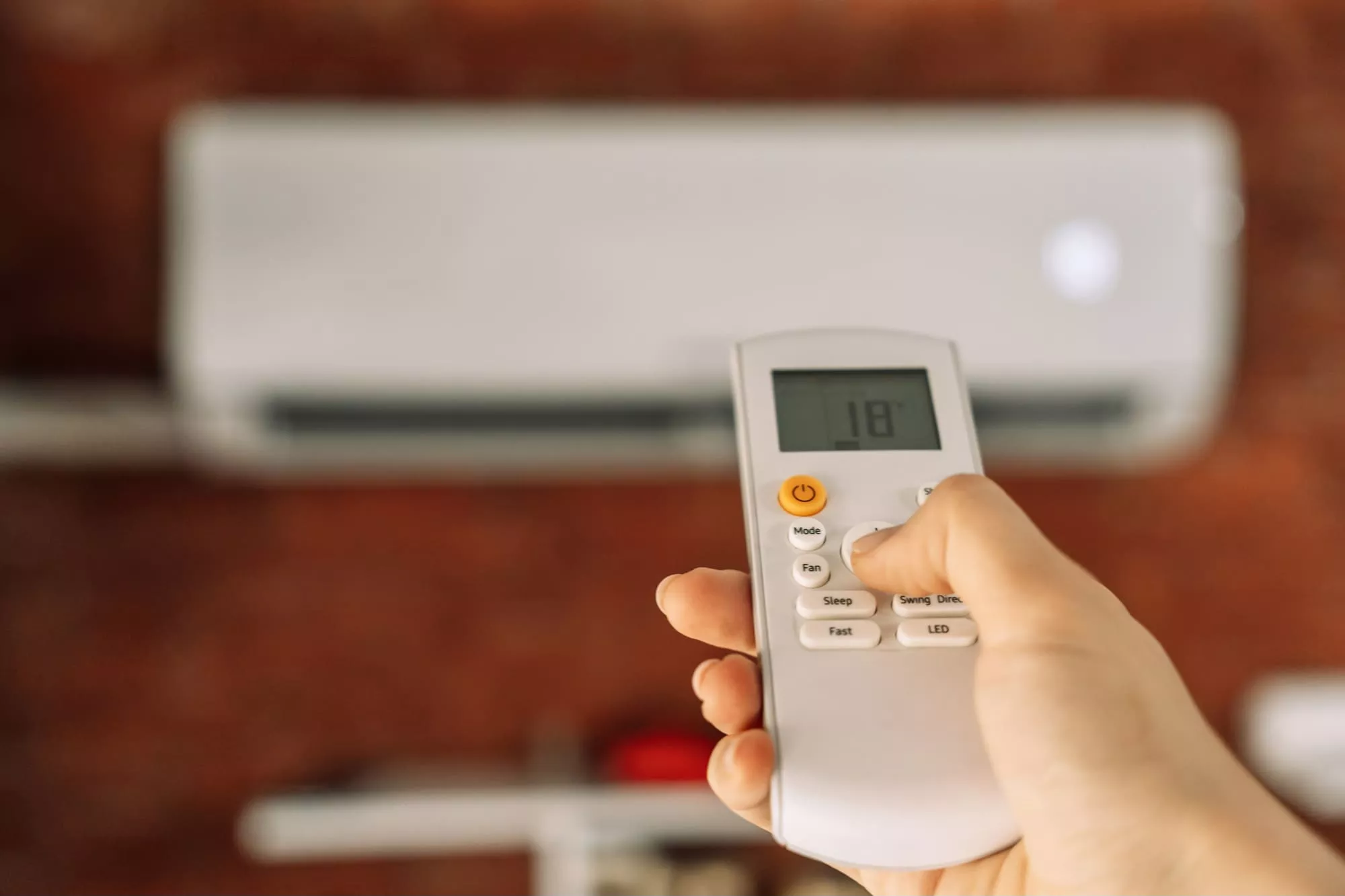 Unidade interna de ar-condicionado split instalada na parede em ambiente residencial